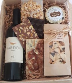 Buy our deluxe purim wine gift box at